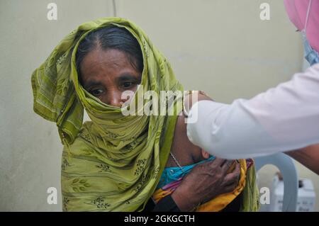 Medizinisches Personal verabreichte im Impfzentrum des Jaintapur Upazila Health Complex eine Dosis des China Sinopharm COVID-19-Impfstoffs. Sylhet, Bangladesch. Stockfoto