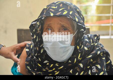 Medizinisches Personal verabreichte im Impfzentrum des Jaintapur Upazila Health Complex eine Dosis des China Sinopharm COVID-19-Impfstoffs. Sylhet, Bangladesch. Stockfoto