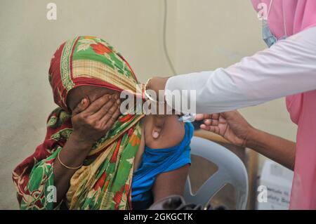 Medizinisches Personal verabreichte im Impfzentrum des Jaintapur Upazila Health Complex eine Dosis des China Sinopharm COVID-19-Impfstoffs. Sylhet, Bangladesch. Stockfoto