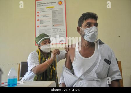 Medizinisches Personal verabreichte im Impfzentrum des Jaintapur Upazila Health Complex eine Dosis des China Sinopharm COVID-19-Impfstoffs. Sylhet, Bangladesch. Stockfoto