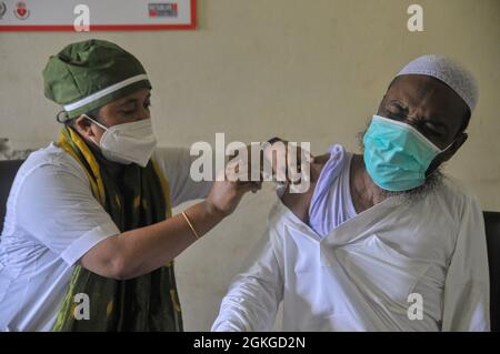 Medizinisches Personal verabreichte im Impfzentrum des Jaintapur Upazila Health Complex eine Dosis des China Sinopharm COVID-19-Impfstoffs. Sylhet, Bangladesch. Stockfoto