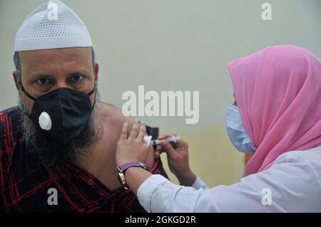 Medizinisches Personal verabreichte im Impfzentrum des Jaintapur Upazila Health Complex eine Dosis des China Sinopharm COVID-19-Impfstoffs. Sylhet, Bangladesch. Stockfoto