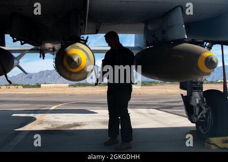 Ein US Air Force A-10 Thunderbolt II Pilot des 40. Flugtestgeschwaders führt vor dem Flug Inspektionen auf der Davis-Monthan Air Force Base, Arizona, am 15. April 2021 durch. Der 40. FTS trainierte neue Fähigkeiten mit vier 2000 Pfund schweren Bomben, die an das Flugzeug angebracht waren. Stockfoto