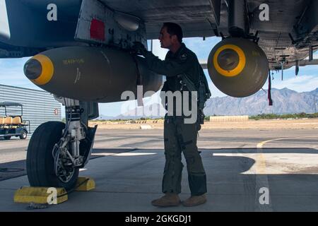 Ein US Air Force A-10 Thunderbolt II Pilot des 40. Flugtestgeschwaders führt vor dem Flug Inspektionen auf der Davis-Monthan Air Force Base, Arizona, am 15. April 2021 durch. Der 40. FTS trainierte neue Fähigkeiten mit vier 2000 Pfund schweren Bomben, die an das Flugzeug angebracht waren. Stockfoto