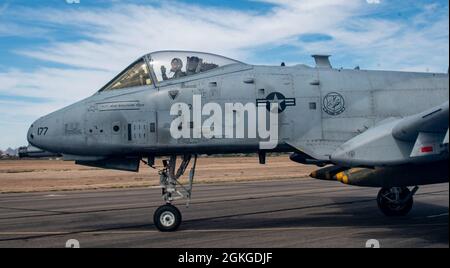 Ein US Air Force A-10 Thunderbolt II Pilot vom 40. Flight Test Squadron taxelt auf dem Rollweg auf der Davis-Monthan Air Force Base, Arizona, am 15. April 2021. Der 40. FTS trainierte neue Fähigkeiten mit vier 2000 Pfund schweren Bomben, die an das Flugzeug angebracht waren. Stockfoto