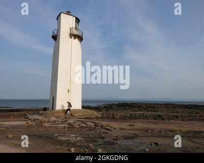 Der Southerness Lighthouse, einer der ältesten Leuchttürme Schottlands, wurde 1749 in Betrieb genommen und ist ein Wahrzeichen am Solway Firth. Stockfoto