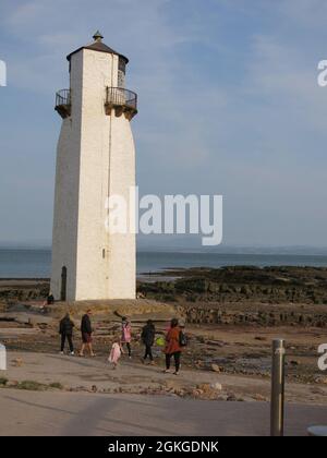 Der Southerness Lighthouse, einer der ältesten Leuchttürme Schottlands, wurde 1749 in Betrieb genommen und ist ein Wahrzeichen am Solway Firth. Stockfoto