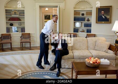 Präsident Barack Obama schüttelt die Hände mit Phil Schiliro, dem Assistenten des Präsidenten für Legislative Angelegenheiten, im Oval Office, nachdem er erfahren hatte, dass ein Kongressmitglied am 21. März 2010 ein Ja zur Gesundheitsreform erhalten hatte. (Offizielles Foto des Weißen Hauses von Pete Souza) Dieses offizielle Foto des Weißen Hauses wird nur zur Veröffentlichung durch Nachrichtenorganisationen und/oder zum persönlichen Druck durch die Betreffzeile(en) des Fotos zur Verfügung gestellt. Das Foto darf in keiner Weise manipuliert werden und darf nicht in kommerziellen oder politischen Materialien, Werbung, E-Mails, Produkten oder Werbeaktionen verwendet werden Stockfoto