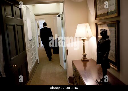 Präsident Barack Obama geht zwischen den Gesundheitssitzungen auf das Oval Office zu, 21. März 2010. (Offizielles Foto des Weißen Hauses von Pete Souza) Dieses offizielle Foto des Weißen Hauses wird nur zur Veröffentlichung durch Nachrichtenorganisationen und/oder zum persönlichen Druck durch die Betreffzeile(en) des Fotos zur Verfügung gestellt. Das Foto darf in keiner Weise manipuliert werden und darf nicht in kommerziellen oder politischen Materialien, Anzeigen, E-Mails, Produkten oder Werbeaktionen verwendet werden, die in irgendeiner Weise die Zustimmung oder Billigung des Präsidenten, der ersten Familie oder des Weißen Hauses nahelege. Stockfoto