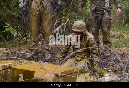 OKINAWA, Japan (Apr. 15, 2021) Seekühe mit dem Naval Mobile Construction Bataillon (NMCB) 4 und Marines mit dem 9. Engineer Support Bataillon manövrieren durch einen Kurs im Jungle Warfare Training Center. NMCB-4 mit Sitz in Port Hueneme, Kalifornien, ist im gesamten Indo-Pazifik-Raum im Einsatz, um Engineering-Lösungen und den Bau von Expeditions- und fortgeschrittenen Marinestützpunkten für Naval- und Joint Force-Kommandeure bereitzustellen. Stockfoto