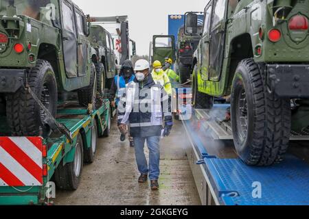 Im April 12 traf die Ausrüstung des von der Armee vorpositionierten Standorts Stock-2 in Eygelshoven, Niederlande, in Grafenwoehr ein. Die Ausrüstung wurde entladen und für die Ausgabe an das 50. Expeditionary Signal Bataillon (Enhanced) für DEFENDER-Europe 21 bereitgestellt. Stockfoto