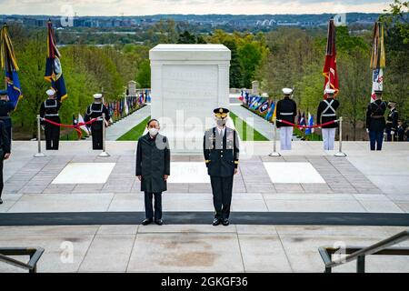 Premierminister von Japan Yoshihihide Suga (links) und Generalmajor der US-Armee, General Omar J. Jones IV (rechts), kommandierender General, Hauptquartier der gemeinsamen Streitkräfte – National Capital Region/Military District of Washington, Nehmen Sie an einer Zeremonie zur Verleihung der Ehrenurne der Streitkräfte am Grab des unbekannten Soldaten auf dem Nationalfriedhof von Arlington, Arlington, Virginia, am 16. April 2021 Teil. Stockfoto