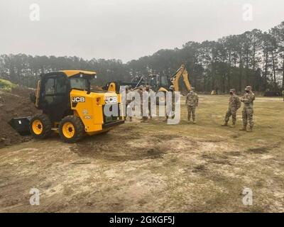 Am 17. März 21 führte die CES 628 ihre monatlichen Expeditionstrainings auf einem Lagerplatz in JB Charleston, South Carolina, durch. Die ganztägige Übung konzentrierte sich auf die Expeditions- und Ausrüstungsfähigkeiten von Fahrzeugen und bereitete die Prime BEEF Airmen Engineers auf die erfolgreiche Erfüllung ihrer Mission vor, sei es zu Hause oder im Einsatz. Auf diesem Foto unterrichtet SSgt Christopher Patton die Schüler über den Betrieb des Compact Track Loader Stockfoto