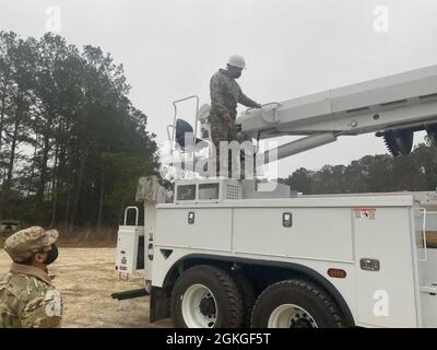 Am 17. März 21 führte die CES 628 ihre monatlichen Expeditionstrainings auf einem Lagerplatz in JB Charleston, South Carolina, durch. Die ganztägige Übung konzentrierte sich auf die Expeditions- und Ausrüstungsfähigkeiten von Fahrzeugen und bereitete die Prime BEEF Airmen Engineers auf die erfolgreiche Erfüllung ihrer Mission vor, sei es zu Hause oder im Einsatz. Auf diesem Foto trainieren die Ingenieure von Airmen die Verwendung des Electrical Line Truck Stockfoto