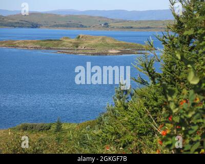 Schottischer Tourismus & Reisen: Spektakuläre Aussicht an einem hellen Sommertag, mit Blick über den Sound of Jura zu entfernten Inseln in den Inneren Hebriden. Stockfoto