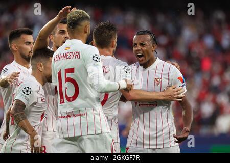 Sevilla, Spanien, 14/09/2021, Jules Kounde von Sevilla CF feiert ein Tor mit anderen Spielern während des UEFA Champions League Gruppe G-Etappenspieles zwischen dem FC Sevilla und RB Salzburg bei Ramon Sanchez Pizjuan in Sevilla, Spanien. . Stockfoto