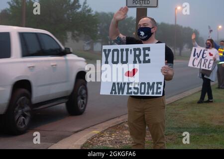 US Air Force Tech. Sgt Joshua Harvey, Ausbilder des Militärtrainings der 323. Ausbildungsstaffel, begrüßt einkommende Pendler während des We Care Day am 16. April 2021 in der Joint Base San Antonio-Lackland, Texas. We Care Day ist Teil des Airman Comprehensive Fitness-Programms, das sich auf Selbstmordbewusstsein konzentriert, um durch Prävention, Aufklärung und Intervention Wellness zu gewährleisten. Stockfoto