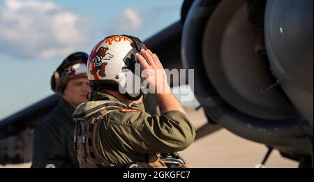 Maj. Eric Schiebe, ein Pilot von Marine Attack Squadron 223, Cherry Point, North Carolina, setzt seinen Helm auf, bevor er seine AV-8B Harrier auf dem Gowen Field, Boise, Idaho, vorflattere, 16. April 2021. Der Pilot bereitete sich auf eine Trainingsmission südlich von Boise vor. Stockfoto