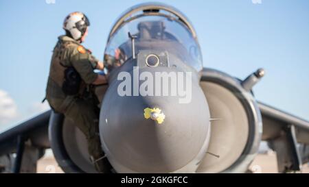 Maj. Eric Schiebe, ein Pilot von Marine Attack Squadron 223, Cherry Point, North Carolina, klettert am Gowen Field, Boise, Idaho, auf einen AV-8B Harrier, 16. April 2021. VMA-223 ist in Idaho und trainiert mit Piloten des 190. Jagdgeschwaders. Stockfoto