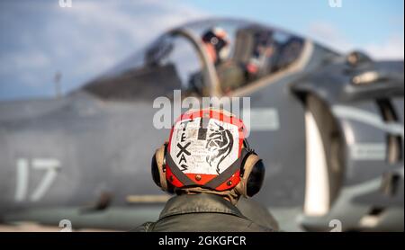 Flightline Marines, von Marine Attack Squadron 223, Cherry Point, North Carolina, warten auf einen AV-8B Harrier zum Taxi am Gowen Field, Boise, Idaho, 16. April 2021. Die Marines trainieren in Idaho mit Airmen vom 124th Fighter Wing. Stockfoto