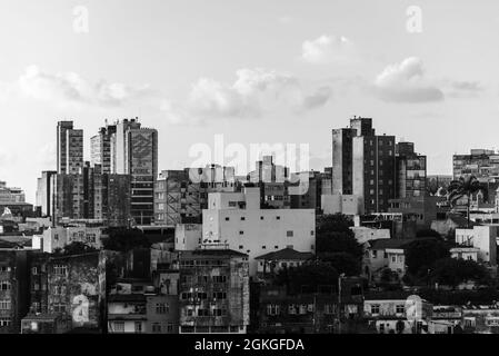 Salvador, Bahia, Brasilien - 31. Mai 2021: Panoramablick auf mehrere alte und neue Wohngebäude in der Innenstadt von Salvador, Bahia. Stockfoto