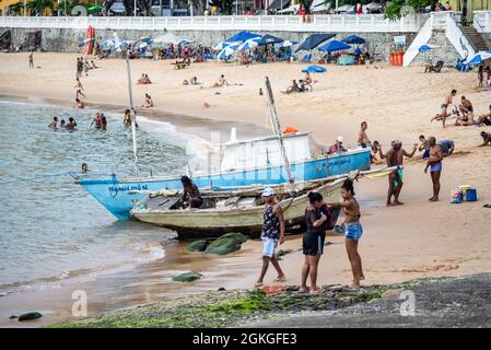 Salvador, Bahia, Brasilien - 01. Juni 2021: Menschen am Strand von Porto da Barra genießen den bewölkten Tag inmitten der Coronavirus-Pandemie. Stockfoto