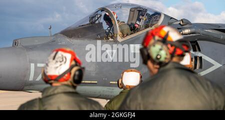 Maj. Eric Schiebe, ein Pilot von Marine Attack Squadron 223, Cherry Point, North Carolina, bereitet sich auf den Flug im Gowen Field, Boise, Idaho, 16. April 2021 vor. Flightline Marines stehen zur Verfügung, um zu helfen, wenn das Flugzeug eine schnelle Reparatur benötigt. Stockfoto