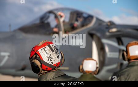 Flightline Marines, von Marine Attack Squadron 223, Cherry Point, North Carolina, warten auf einen AV-8B Harrier zum Taxi am Gowen Field, Boise, Idaho, 16. April 2021. Die Marines trainieren in Idaho mit Airmen vom 124th Fighter Wing. Stockfoto