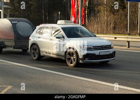 Ein Auto auf der Autobahn. Ein Auto auf der Straße. Der persönliche Transport fährt auf der Straße. Stockfoto