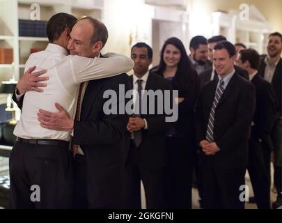 Präsident Barack Obama umarmt Phil Schiliro, den Assistenten des Präsidenten für legislative Angelegenheiten, während eines Empfangs im Weißen Haus, Anfang 22. März 2010. (Offizielles Foto des Weißen Hauses von Pete Souza) Dieses offizielle Foto des Weißen Hauses wird nur zur Veröffentlichung durch Nachrichtenorganisationen und/oder zum persönlichen Druck durch die Betreffzeile(en) des Fotos zur Verfügung gestellt. Das Foto darf in keiner Weise manipuliert werden und darf nicht in kommerziellen oder politischen Materialien, Anzeigen, E-Mails, Produkten, Werbeaktionen verwendet werden, die in irgendeiner Weise die Zustimmung oder Billigung des Präsidenten, der Firs, nahelege Stockfoto