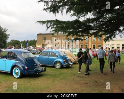 Die Oldtimer-Show am Heritage Weekend zog im September 2021 große Scharen von Enthusiasten auf das Gelände der Delapre Abbey in Northampton. Stockfoto