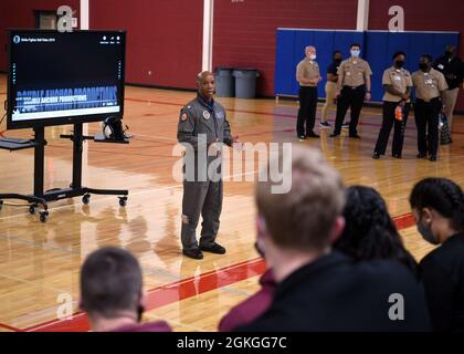 210416-N-ND850-0001: GEORGETOWN, Texas – (16. April 2021) Marine Aviator Cmdr. Micheal 'MC' Hanner aus Bloomington, Ill., der für das Strike Fighter Squadron 106 (VFA-106) zugewiesene Einsatzoffizier, spricht mit Studenten des Marine Junior Reserve Officers Training Corps über seine Karriere als F/A-18-Pilot an der East View High School während eines Navy Promotional Day (NPD). „das war eine großartige Gelegenheit, mit den Studenten zu sprechen“, sagte er. Hanner, der mit seiner F/A-18 auf den internationalen Flughafen Austin-Bergstrom flog. „hierher kommen und meine Erfahrungen teilen zu können, inspiriert hoffentlich Schüler dazu, etwas zu tun Stockfoto