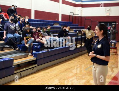 GEORGETOWN, Texas – (16. April 2021) LT. Nina Erb aus San Antonio, eine Protokollhelferin, die dem U.S. Fleet Forces Command zugewiesen ist, spricht mit Studenten des Marine Junior Reserve Officer Training Corps über ihre Karriere als Surface Warfare Officer an der East View High School während eines Navy Promotional Day (NPD). Erb kam nach seinem Abschluss an der Texas A&M University im Jahr 2015 zur amerikanischen Marine. Eine NPD ist ein proprietäres Rekrutierungsprogramm, das speziell dafür entwickelt wurde, die besten, vielfältigsten Hochschulaussichten zu gewinnen und Chancen für militärische und zivile Karrieren aufzuzeigen. Der Zweck einer NPD ist t Stockfoto