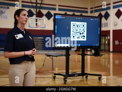 GEORGETOWN, Texas – (16. April 2021) LT. Nina Erb aus San Antonio, eine Protokollhelferin, die dem U.S. Fleet Forces Command zugewiesen ist, spricht mit Studenten des Marine Junior Reserve Officer Training Corps über ihre Karriere als Surface Warfare Officer an der East View High School während eines Navy Promotional Day (NPD). Erb kam nach seinem Abschluss an der Texas A&M University im Jahr 2015 zur amerikanischen Marine. Eine NPD ist ein proprietäres Rekrutierungsprogramm, das speziell dafür entwickelt wurde, die besten, vielfältigsten Hochschulaussichten zu gewinnen und Chancen für militärische und zivile Karrieren aufzuzeigen. Der Zweck einer NPD ist t Stockfoto