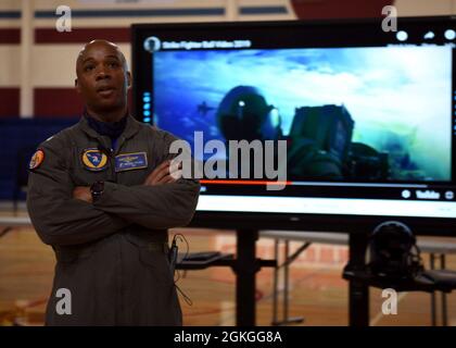 GEORGETOWN, Texas – (16. April 2021) Marine Aviator Cmdr. Micheal 'MC' Hanner aus Bloomington, Ill., der für das Strike Fighter Squadron 106 (VFA-106) zugewiesene Einsatzoffizier, spricht mit Studenten des Marine Junior Reserve Officers Training Corps über seine Karriere als F/A-18-Pilot an der East View High School während eines Navy Promotional Day (NPD). „das war eine großartige Gelegenheit, mit den Studenten zu sprechen“, sagte er. Hanner, der mit seiner F/A-18 auf den internationalen Flughafen Austin-Bergstrom flog. „hierher kommen und meine Erfahrungen teilen zu können, inspiriert hoffentlich Schüler dazu, etwas zu tun, das viele Menschen mit sich bringen Stockfoto