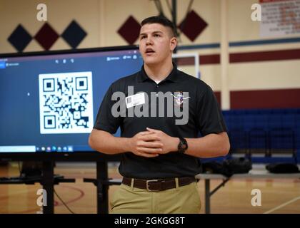 GEORGETOWN, Texas – (16. April 2021) der Midshipman Jordan Ayub und das NROTC-Bataillon (Naval Reserve Officer Training Corps) der Universität von Texas sprechen während eines Navy Promotional Day (NROTC) mit Studenten des Navy Junior Reserve Officer Training Corps über das NROTC-Stipendienprogramm an der East View High School. Eine NPD ist ein proprietäres Rekrutierungsprogramm, das speziell dafür entwickelt wurde, die besten, vielfältigsten Hochschulaussichten zu gewinnen und Chancen für militärische und zivile Karrieren aufzuzeigen. Ziel einer NPD ist es, strategische Netzwerke mit hohem sch aufzubauen und zu erhalten Stockfoto