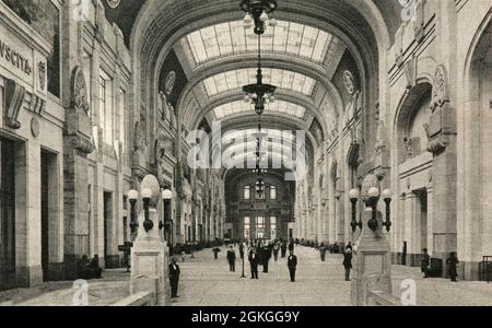 Blick auf die Haupthalle des Bahnhofs (Stazione Centrale) von Mailand Stockfoto