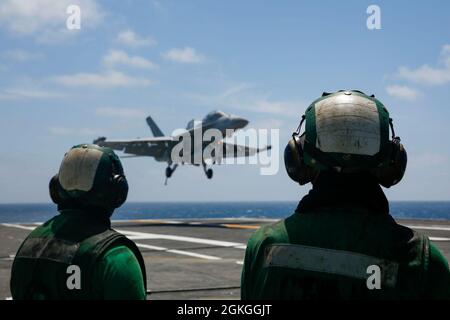 PAZIFIK (16. April 2021) Aviation Boatswain's Mate (Equipment) 3rd Class Austin Dingman (links) aus Johnstown, N.Y., und Airman Alex Bermudez aus Los Angeles beobachten den Flugbetrieb auf dem Flugdeck des Flugzeugträgers USS Abraham Lincoln (CVN 72). Abraham Lincoln führt derzeit Routineoperationen im Bereich der 3. Flotte der USA durch. Stockfoto