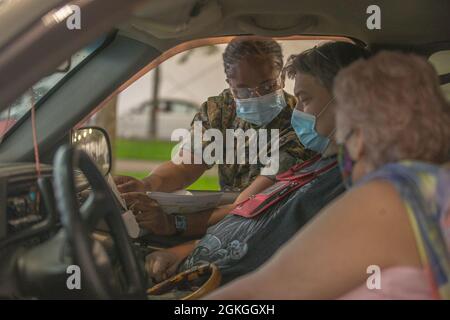 Courtney Bell, Corpsman 3rd Class des US Navy Hospital, zugewiesen an 2d Marine Division, Camp Lejeune, North Carolina, informiert Leonard und Paula Hardman über ihren COVID-19-Impfstoff im Memphis Community Vaccine Center in Memphis, Tennessee, 16. April 2021. Das U.S. Northern Command setzt sich über die U.S. Army North weiterhin dafür ein, die Federal Emergency Management Agency im Rahmen der Reaktion der gesamten Regierung auf COVID-19 weiterhin flexibel durch das Verteidigungsministerium zu unterstützen. Stockfoto