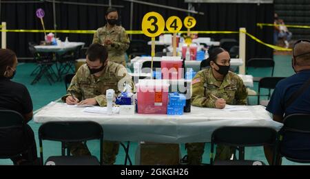 MANGILAO, Guam (16. April 2021) – SPC. Julio Rosales, der 25. Infanterie-Division, links und PFC zugewiesen. Rolani Taitingfong, der Nationalgarde der Guam-Armee zugewiesen, überprüft die Patienteninformationen, bevor er COVID-19-Impfstoffe zur Unterstützung des COVID-19-Impfteams des Gesundheitsministeriums von Guam (DPHSS) in einer Impfklinik im Feldhaus der Universität von Guam Calvo verabreicht. Das US-Indo-Pacific Command über die US Army Pacific ist weiterhin bestrebt, die Federal Emergency Management Agency im Rahmen von weiterhin flexible Unterstützung durch das Verteidigungsministerium zu leisten Stockfoto