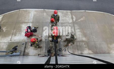 Soldaten, die der Bravo Company, dem Ingenieur-Bataillon der 152. Brigade der Nationalgarde der New York Army, zugewiesen wurden, üben am 16. April in East Amherst, New York, während einer kollektiven Trainingsübung der Homeland Response Force den Aufstieg auf die Seite eines Gebäudes. Bravo Company ist dem Such- und Extraktionselement der FEMA Region II HRF zugeordnet, das die Rettung von Opfern bei Naturkatastrophen und von Menschen verursachten Katastrophen zum Auftrag gibt. Stockfoto