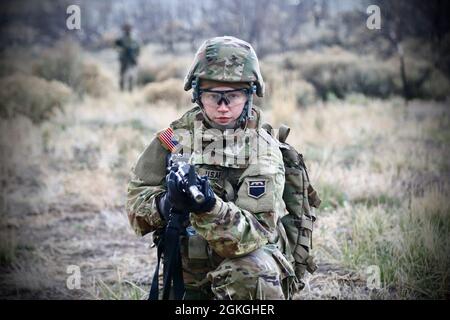 Army Reserve Spc. Brooke Huddleston, ein Soldat, der der 209. Regionalen Unterstützungsgruppe, 76. Operational Response Command, zugewiesen wurde, nimmt sich ein Knie und hält Ausschau nach dem Feind während einer städtischen Angriffsmission in Camp Williams, Utah, im April 16. Huddleston war einer von fünfzehn Armeereserven aus dem ganzen Land, die vor kurzem nach Camp Williams kamen, um an einem Joint Command Best Warrior Wettbewerb teilzunehmen, der die Soldaten mit fünf Tagen strenger körperlicher und geistiger Ereignisse forderte, die vom Army Combat Fitness Test bis hin zu Schießkunst reichten, Medizinische Kenntnisse und Kriegerfähigkeiten. Stockfoto