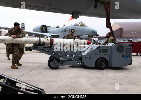 Waffen-Lastbesatzung Mitglieder der 36. Flugzeugwartungseinheit treten beim Wettbewerb „Lastbesatzung des Quartals“ auf dem Luftwaffenstützpunkt Osan, Republik Korea, 16. April 2021 an. Zwei Teams des 36. Und 25. AMU Rennen, um Munitionsmaterial auf die Flugzeuge A-10 Thunderbolt II oder F-16 Fighting Falcon zu laden. Stockfoto