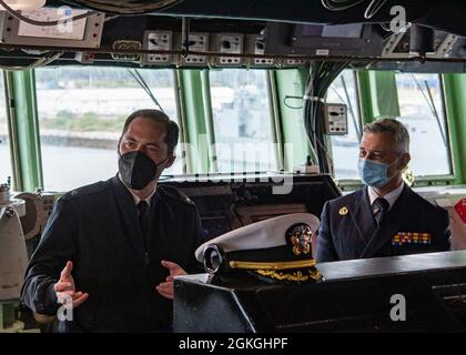 MARINESTÜTZPUNKT ROTA, Spanien (Apr. 16, 2021) Bef. Patrick Chapman, links, kommandierender Offizier des Arleigh Burke-Klasse-Lenkflugkörper-Zerstörers USS Arleigh Burke (DDG 51), spricht vor dem Anheben der spanischen Flagge an Bord der USS Arleigh Burke, 16. April 2021. Die Flagge wurde angehoben, um an die Ankunft der USS Arleigh Burke in der Marinestation Rota, Spanien, zu erinnern und zeigt die Zusammenarbeit zwischen den US- und spanischen Seestreitkräften. Stockfoto