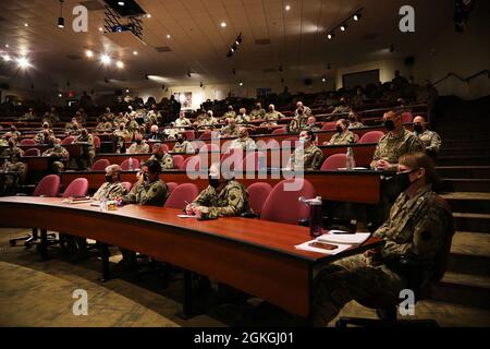 88. Bereitschaftssparte kommandierender General, Generalmajor Darrell Guthrie, und 88. Rd Command Sergeant Major, Command Sgt. Maj. Gregory Betty veranstaltete einen Stand-Down, um den Extremismus in den Reihen anzugehen. Das Gespräch war offen, ehrlich und betonte die Bedeutung der familiären Verbindungen in unseren Organisationen und Einheiten der US-Armee und der US-Armee-Reserve, die grundlegende Notwendigkeit von Respekt und würde im Umgang mit allen Soldaten und das Behargen des Kommandanten auf das Leben der Werte der Armee. Später brach die Klasse in kleine Gruppen aus und die Diskussion ging ernsthaft weiter. Stockfoto