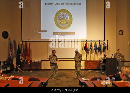 88. Bereitschaftssparte kommandierender General, Generalmajor Darrell Guthrie, und 88. Rd Command Sergeant Major, Command Sgt. Maj. Gregory Betty veranstaltete einen Stand-Down, um den Extremismus in den Reihen anzugehen. Das Gespräch war offen, ehrlich und betonte die Bedeutung der familiären Verbindungen in unseren Organisationen und Einheiten der US-Armee und der US-Armee-Reserve, die grundlegende Notwendigkeit von Respekt und würde im Umgang mit allen Soldaten und das Behargen des Kommandanten auf das Leben der Werte der Armee. Später brach die Klasse in kleine Gruppen aus und die Diskussion ging ernsthaft weiter. Stockfoto