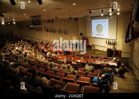 88. Bereitschaftssparte kommandierender General, Generalmajor Darrell Guthrie, und 88. Rd Command Sergeant Major, Command Sgt. Maj. Gregory Betty veranstaltete einen Stand-Down, um den Extremismus in den Reihen anzugehen. Das Gespräch war offen, ehrlich und hob die Bedeutung der familienähnlichen Verbindungen in unseren Organisationen und Einheiten der US-Armee und der US-Armee-Reserve hervor. Später brach die Klasse in kleine Gruppen aus und die Diskussion ging weiter. Stockfoto