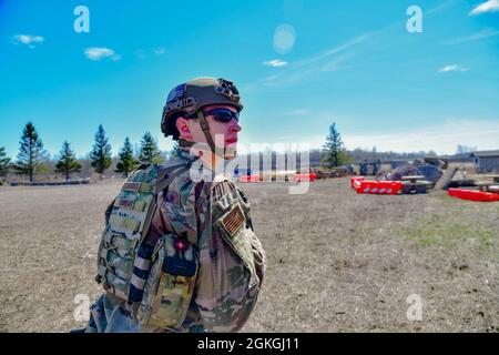 Eine explosive Ordnance Disposal Airmen des 148th Fighter Wing, Minnesota Air National Guard, sucht am 16. April 2021 während einer Trainingsübung zur chemischen Operation nach einer nicht explodierten Sprengstoffwaffe. EOD-Techniker sind geschult, um explosive Bedrohungen zu erkennen, zu entwaffnen und zu entsorgen, dienen als Bombenkommando der Luftwaffe und werden häufig gefährlichen Missionen in verschiedenen Umgebungen weltweit zugewiesen. Stockfoto