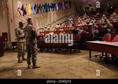 88. Bereitschaftssparte kommandierender General, Generalmajor Darrell Guthrie, und 88. Rd Command Sergeant Major, Command Sgt. Maj. Gregory Betty veranstaltete einen Stand-Down, um den Extremismus in den Reihen anzugehen. Das Gespräch war offen, ehrlich und betonte die Bedeutung der familiären Verbindungen in unseren Organisationen und Einheiten der US-Armee und der US-Armee-Reserve, die grundlegende Notwendigkeit von Respekt und würde im Umgang mit allen Soldaten und das Behargen des Kommandanten auf das Leben der Werte der Armee. Später brach die Klasse in kleine Gruppen aus und die Diskussion ging ernsthaft weiter. Stockfoto