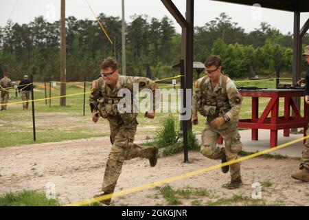 1LT John Ryan und 1LT Aaron Arturi, 101st Airborne Division (Air Assault) sprinten nach dem M4 Qualifikationsspiel während des Best Ranger Competition in Fort Benning, GA, 16. April 2021 in die Wartezone. Stockfoto